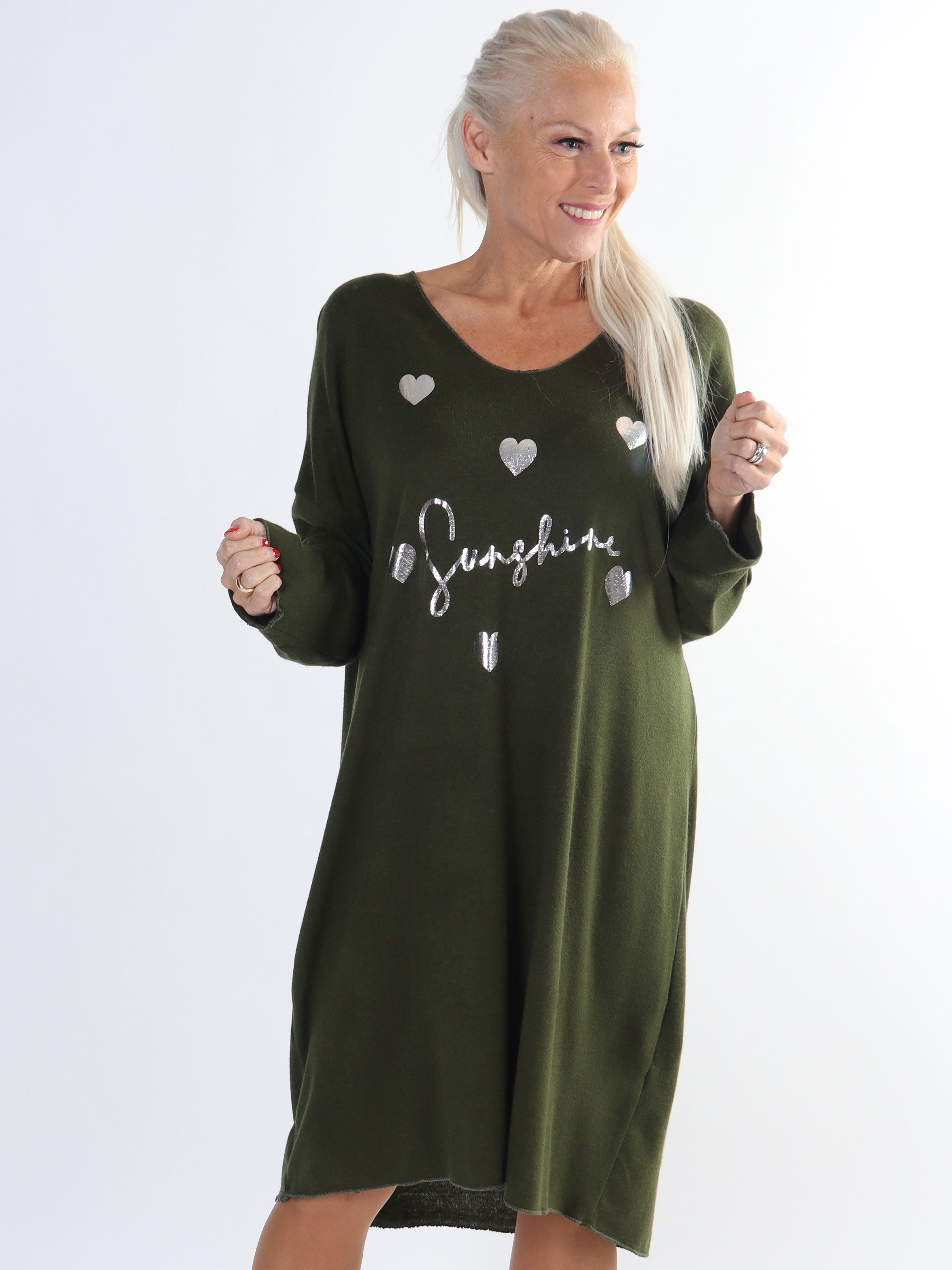 Lucia - Plus size klänning i viskos med tryck av silverhjärtan och text
